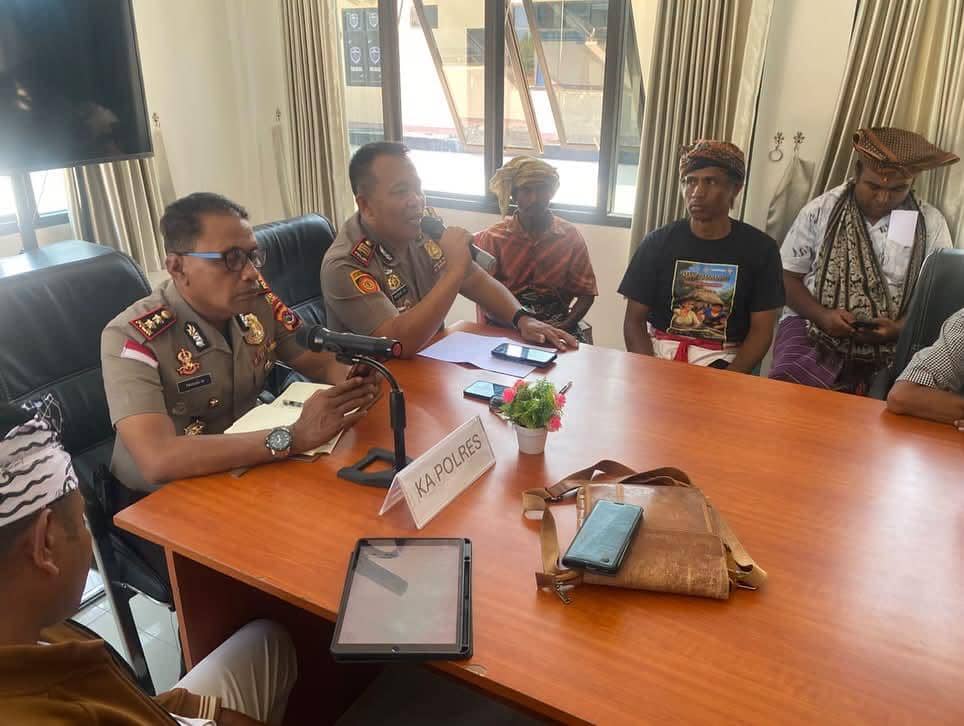 Suasana mediasi sengketa Tambak Garam yang berlangsung di Uba Happu, Sabu Raijua, dengan melibatkan sejumlah pihak.