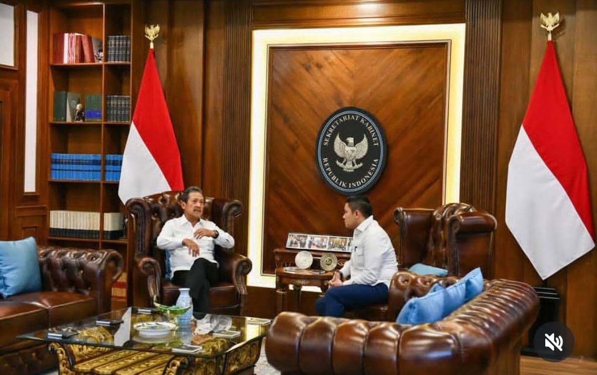 Sekretaris Kabinet (Seskab), Teddy Indra Wijaya bertemu dengan Menteri Kelautan dan Perikanan (KP), Sakti Wahyu Trenggono pada Kamis (22/10/