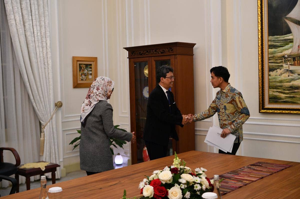 Gibran Terima Universitas Teknologi Digital Indonesia, Bahas Literasi Digital Santri