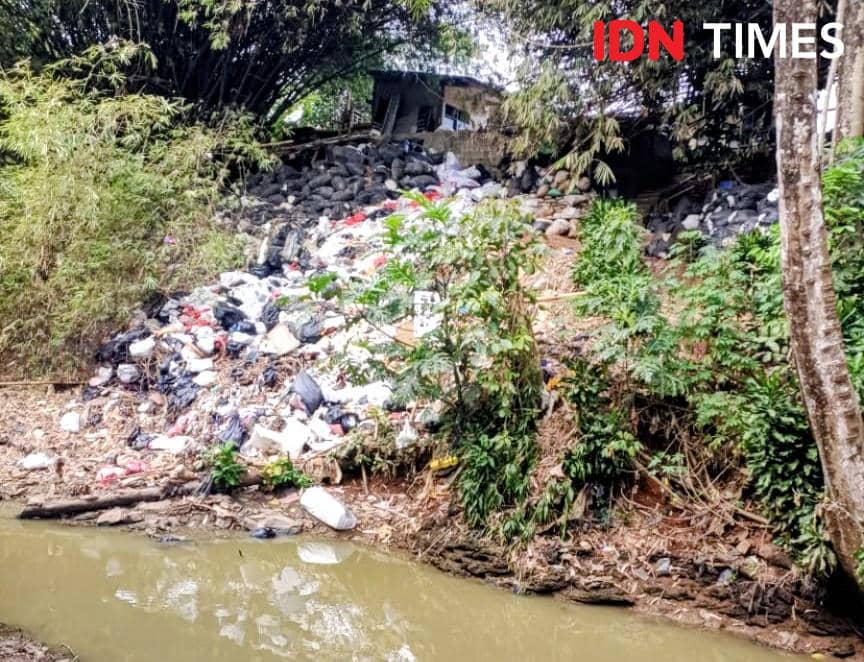 Bantaran Kali Jaletreng Diduga Jadi TPS Liar, Sampah Menumpuk (IDN Times/Muhamad Iqbal)