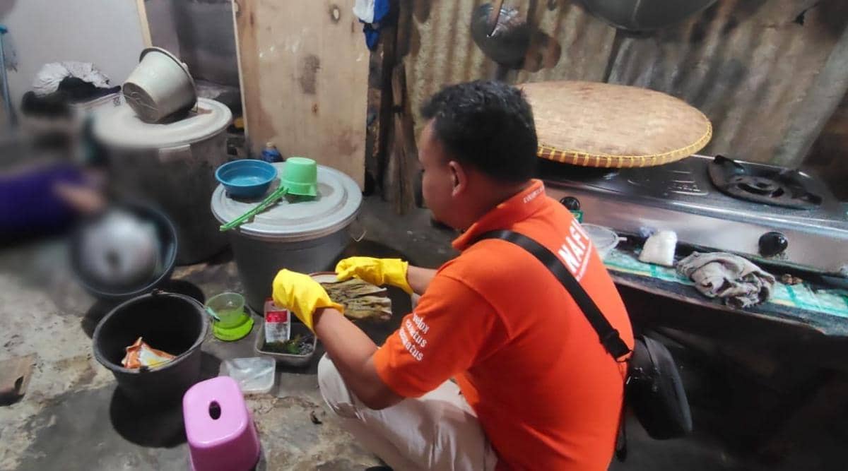 Polisi mengevakuasi dan mengolah TKP penemuan korban Sunarti meninggal dunia
