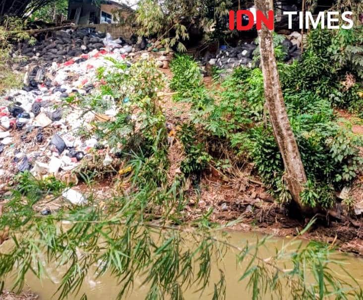 Bantaran Kali Jaletreng Diduga Jadi TPS Liar, Sampah Menumpuk (IDN Times/Muhamad Iqbal)