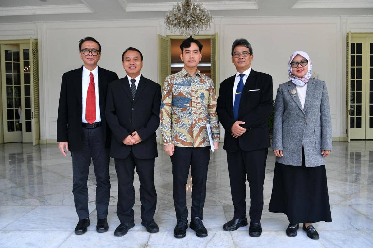 Gibran Terima Universitas Teknologi Digital Indonesia, Bahas Literasi Digital Santri