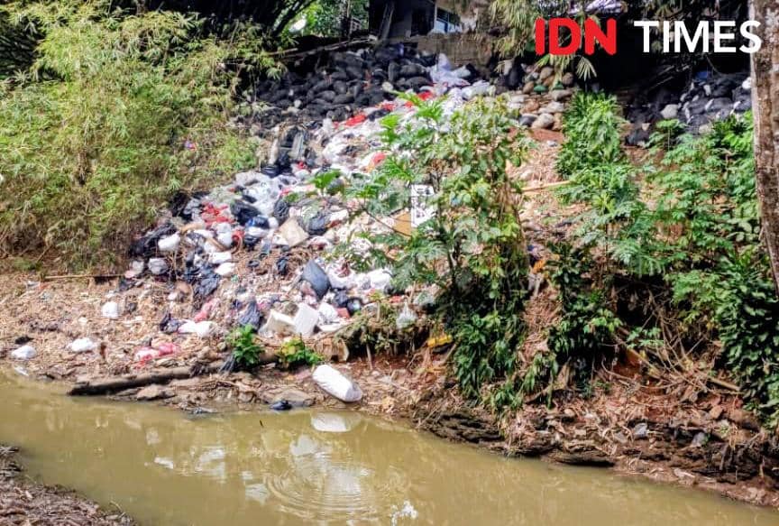 Bantaran Sungai Jaletreng Diduga Jadi TPS Liar, Sampah Menumpuk