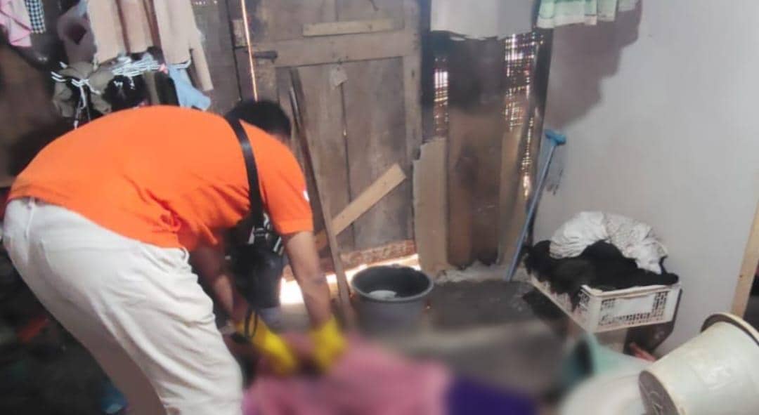 Polisi mengevakuasi dan mengolah TKP penemuan korban Sunarti meninggal dunia