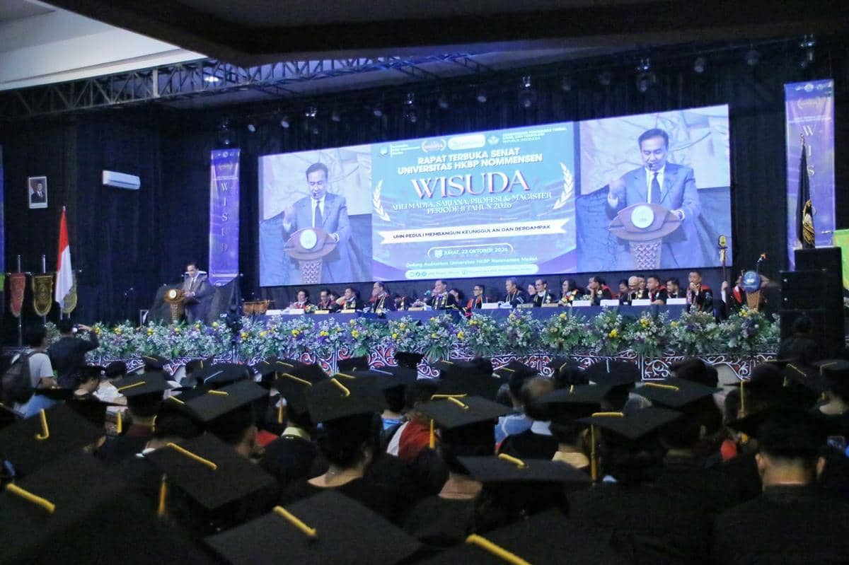 Para wisudawan Universitas HKBP Nommensen mengikuti rangkaian prosesi wisuda pada Jumat, 23 Oktober 2026.
