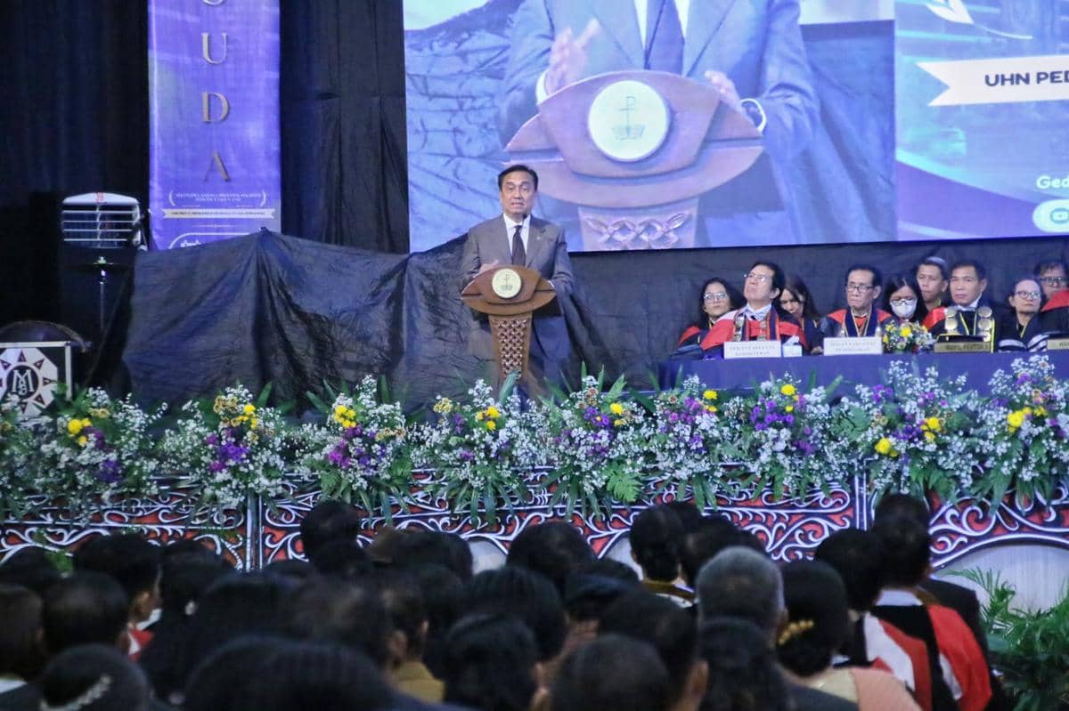 Ketua Yayasan UHN Effendi Simbolon mengikuti rangkaian prosesi wisuda UHN pada Jumat, 23 Oktober 2026.