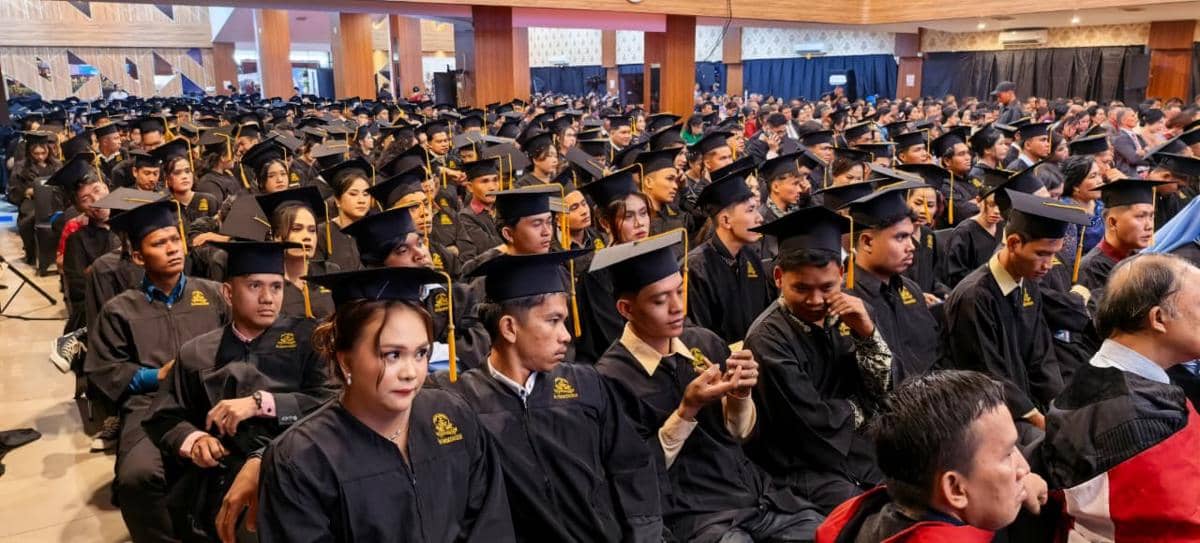 Para wisudawan Universitas HKBP Nommensen mengikuti prosesi wisuda dalam kegiatan kelulusan, Jumat 23 Oktober 2026.