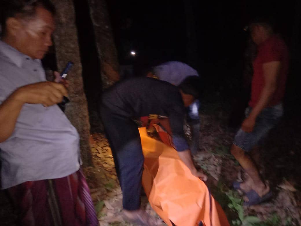Polisi mengevakuasi jenazah S, pelaku pencurian getah karet tewas diamuk massa di Kabupaten Mesuji