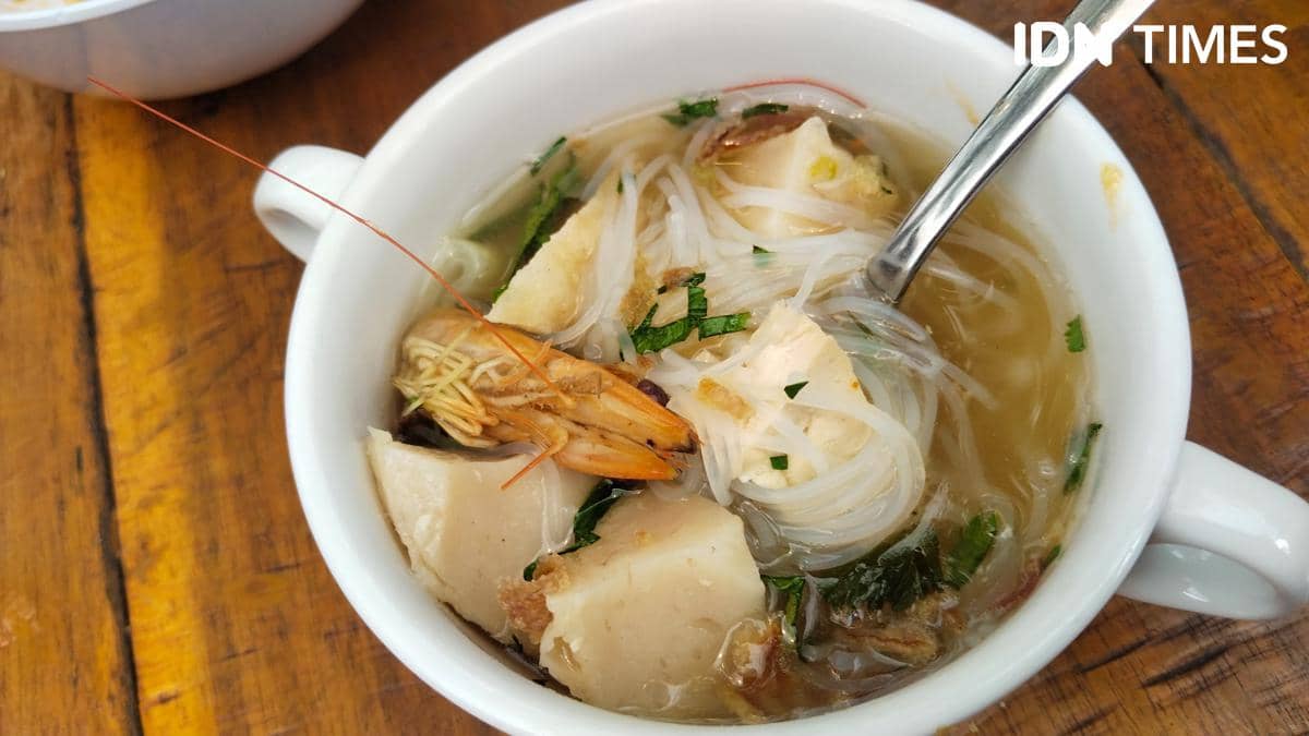 Model udang khas Palembang dipajang di area Batiqa Hotel sebagai dekorasi bertema kuliner tradisional.