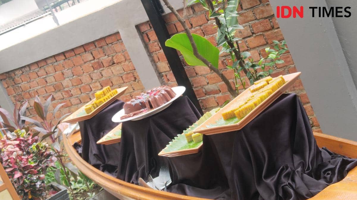 Suasana menikmati sajian Ngidang Palembang di Batiqa Hotel sebagai pengalaman kuliner khas Palembang.