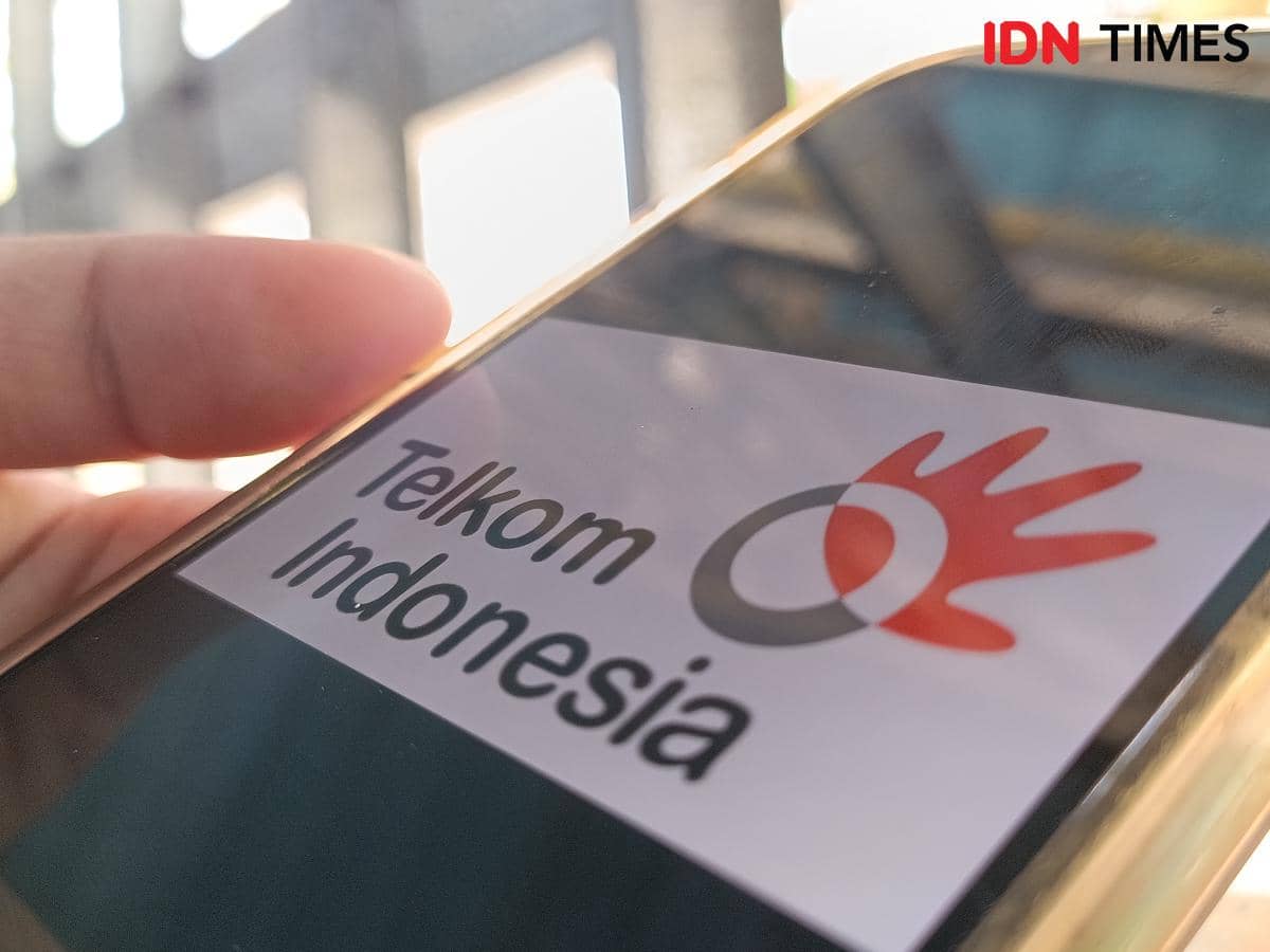 Logo PT Telkom Indonesia berwarna merah dengan simbol tangan dan tulisan Telkom Indonesia pada latar putih.