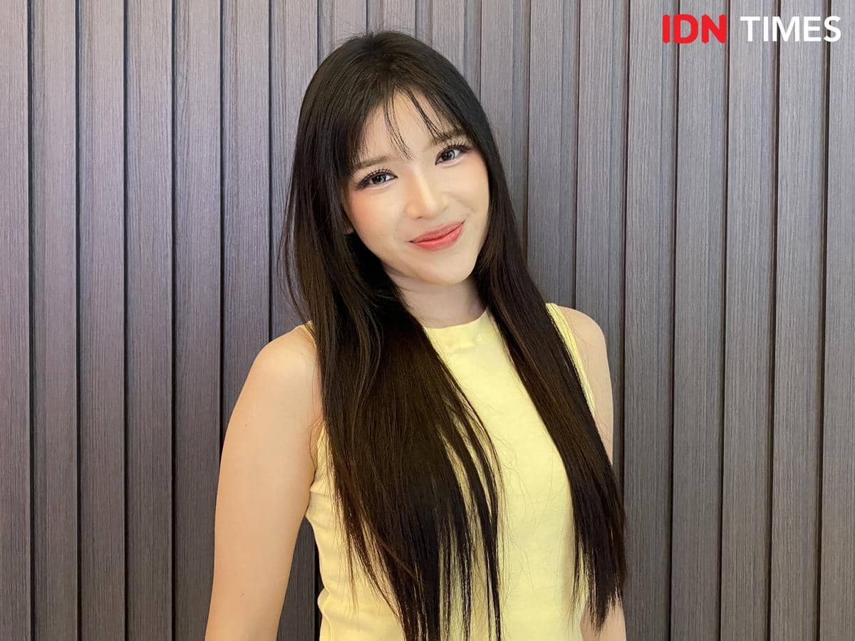 Tiara Andini berpose untuk potret di kantor IDN, Jakarta, dalam sesi pemotretan bersama IDN Times.