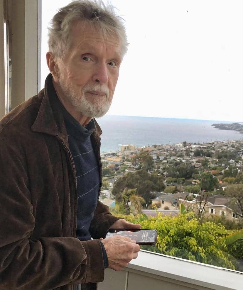 Potret Tom Skerritt dalam unggahan akun Instagram @therealtomskerritt, dengan wajahnya menjadi fokus utama.