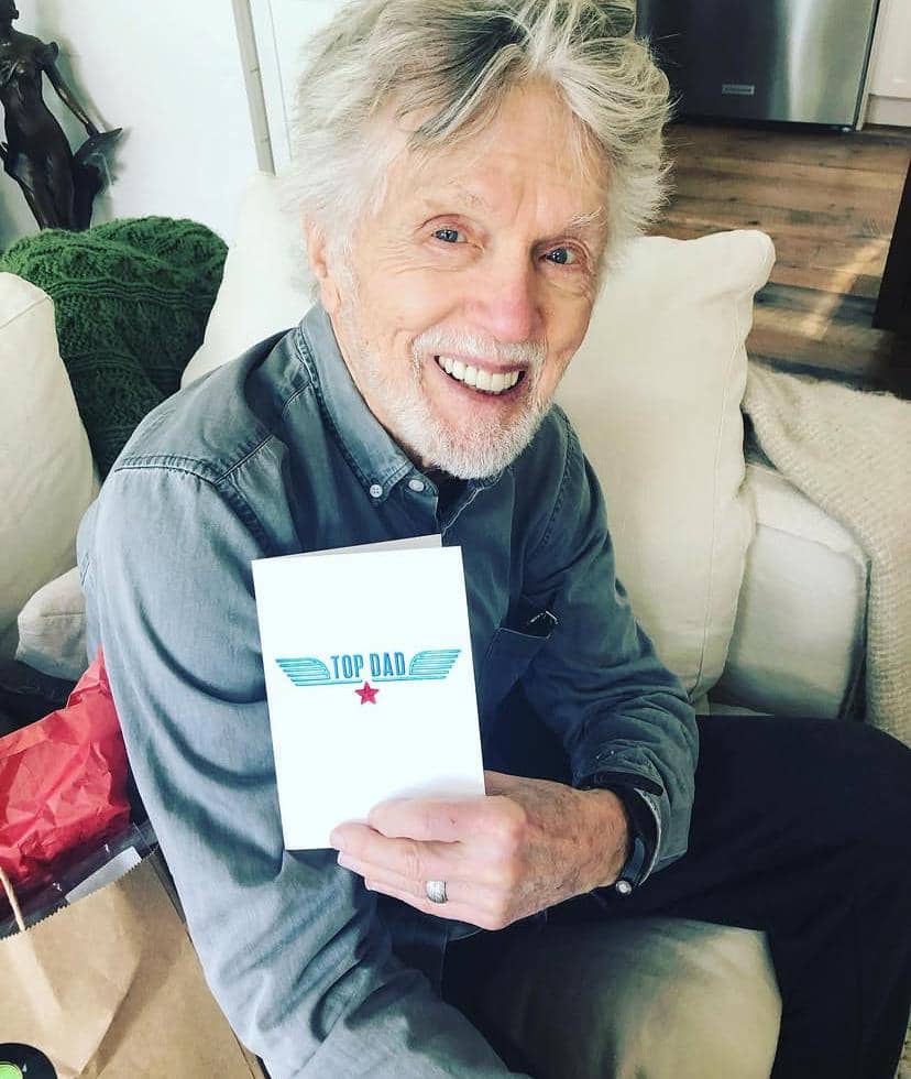 Potret Tom Skerritt dalam unggahan di akun Instagram @therealtomskerritt, menampilkan wajahnya dari dekat.