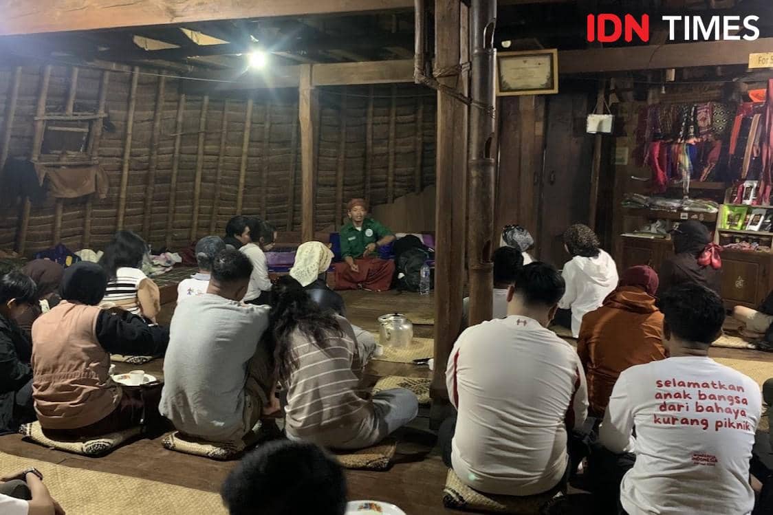 Sesi bercerita bersama Marselus Esby di Desa Waerebo