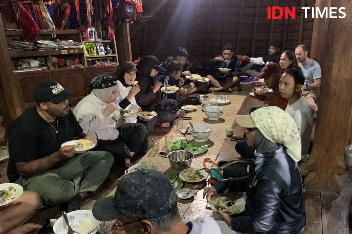 Suasana makan malam di Waerebo
