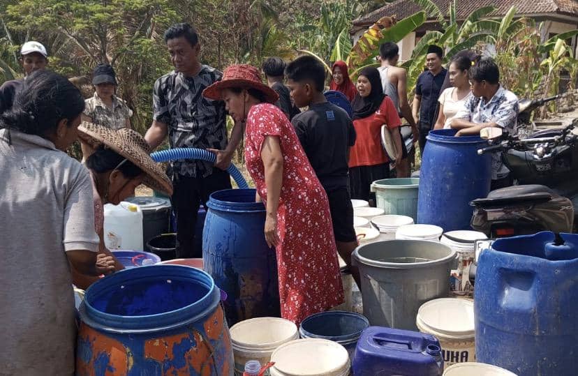 Imbas Kemarau Panjang, Warga Sukabumi Serbu Bantuan 13 Ribu Liter Air Bersih