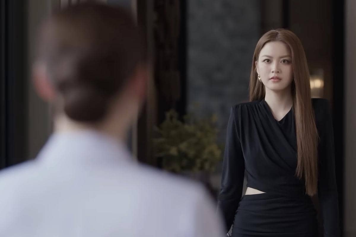 Cuplikan adegan drama Love Me to Hurt Me produksi Channel 3, menampilkan para pemeran dalam sebuah adegan.