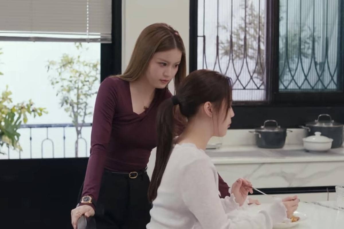 Cuplikan drama Love Me to Hurt Me dari Channel 3 yang menampilkan salah satu adegan dalam materi promosi serial tersebut.