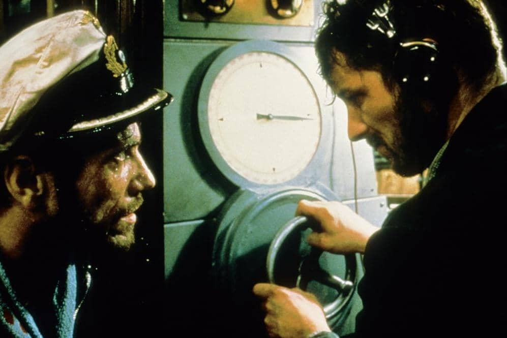 Kapal selam militer berlayar di laut dalam adegan film Das Boot produksi Bavaria Films, tampak dari kejauhan.