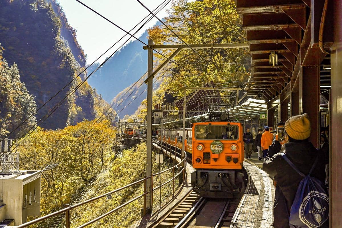 5 Pesona Musim Gugur di Kurobe Gorge Railway Jepang