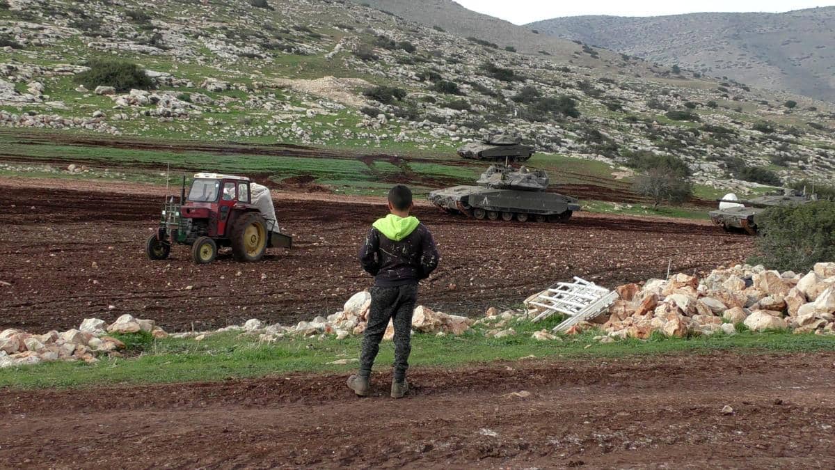 Tank Israel merusak ladang di Desa Khirbet Ibziq, Tepi Barat