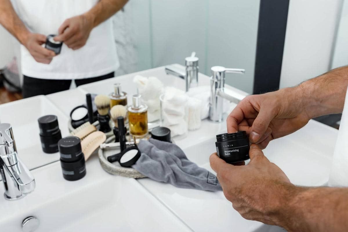 ilustrasi cowok sedang memakai moisturizer