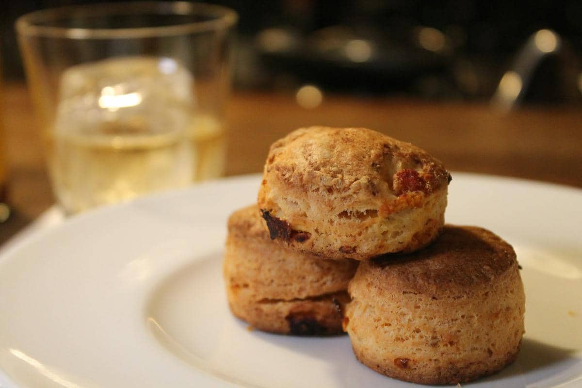 Resep Garlic Cheddar Biscuits, Camilan Gurih Keju dengan Tekstur Empuk