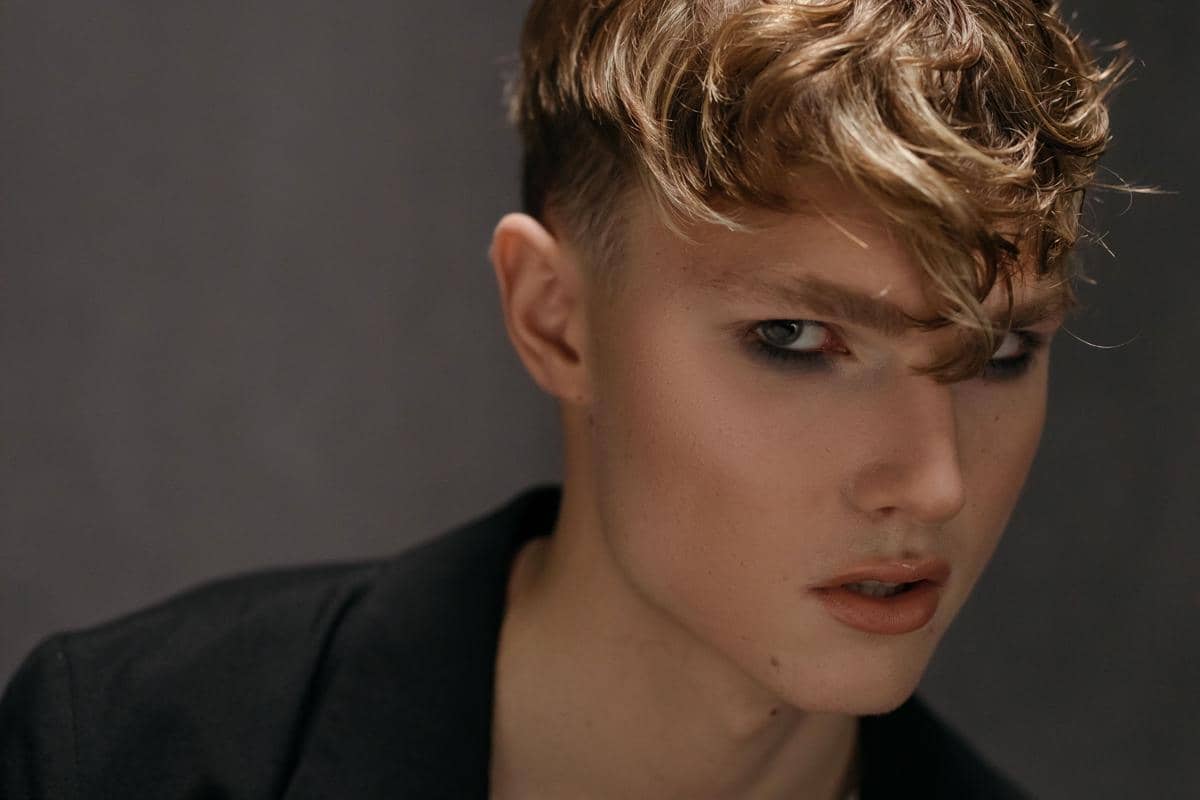 ilustrasi pria dengan gaya rambut textured fringe
