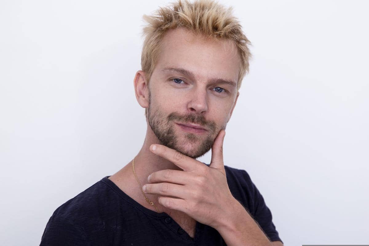 ilustrasi pria dengan gaya rambut frosted tips