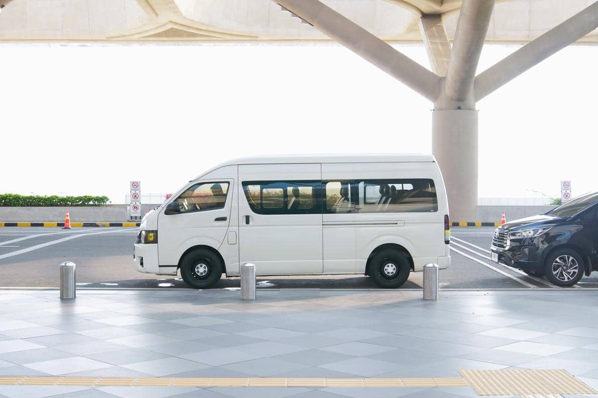Potret minivan penjemputan di bandara