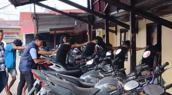 Para penadah pupuk bersubsidi dari Kabupaten Bone, Sulawesi Selatan. Dok. Polresta Mamuju