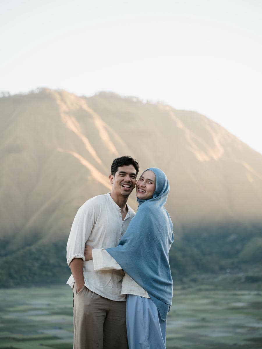 Dwi Handayani dan keluarga naik ke bukit Selong Sembalun