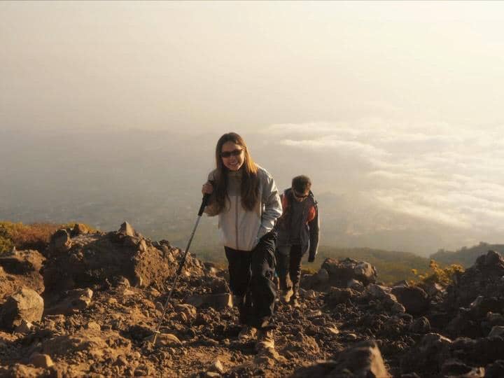 Bella Graceva Mendaki Gunung Slamet, Berburu Matahari Terbit!