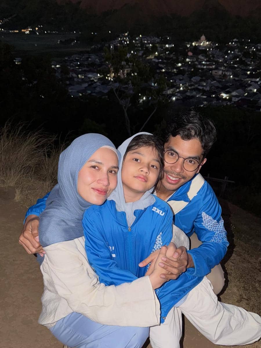 Dwi Handayani dan keluarga naik ke bukit Selong Sembalun