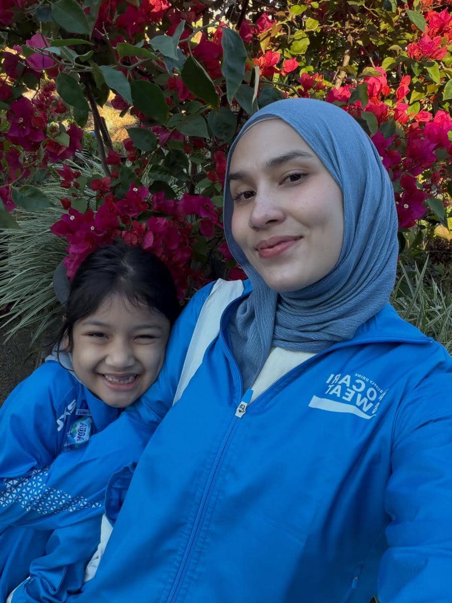 Dwi Handayani dan keluarga naik ke bukit Selong Sembalun