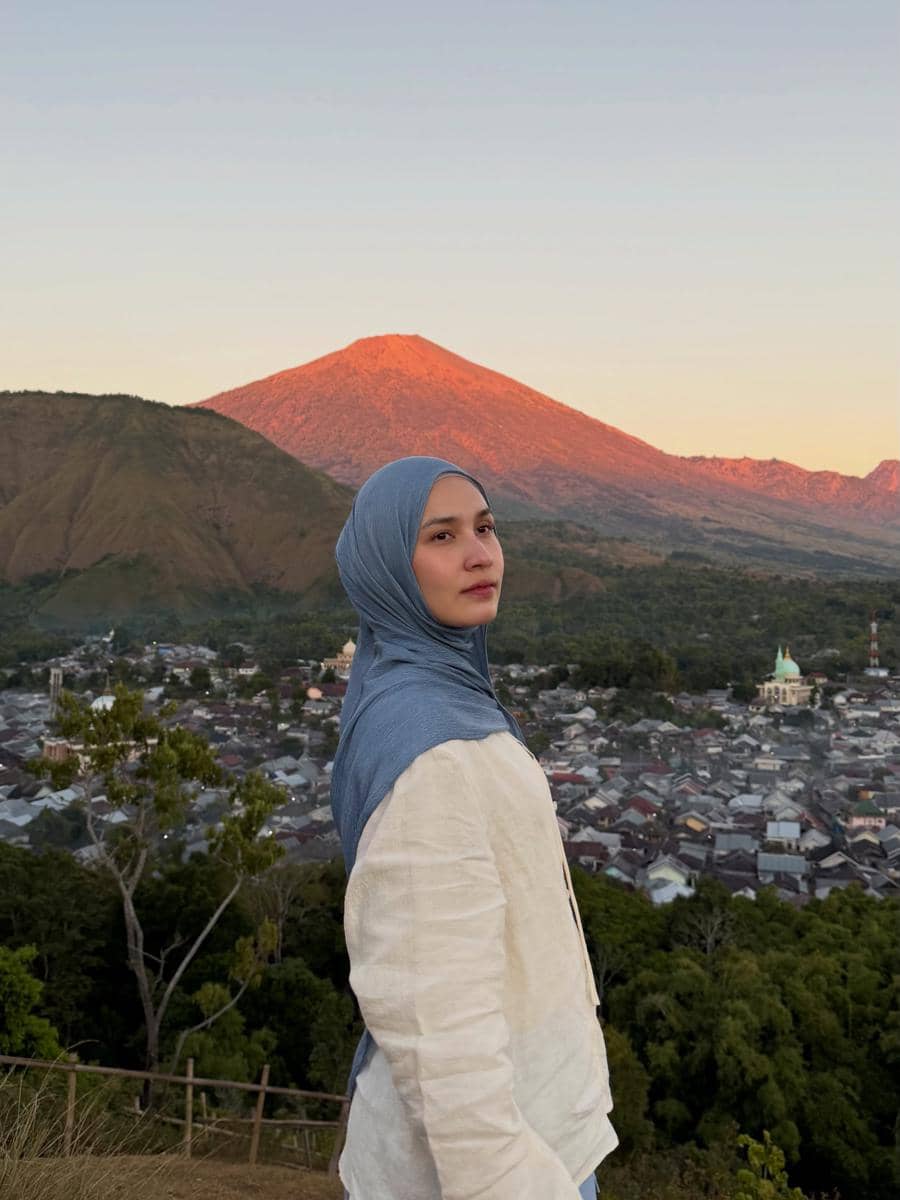 Dwi Handayani dan keluarga naik ke bukit Selong Sembalun