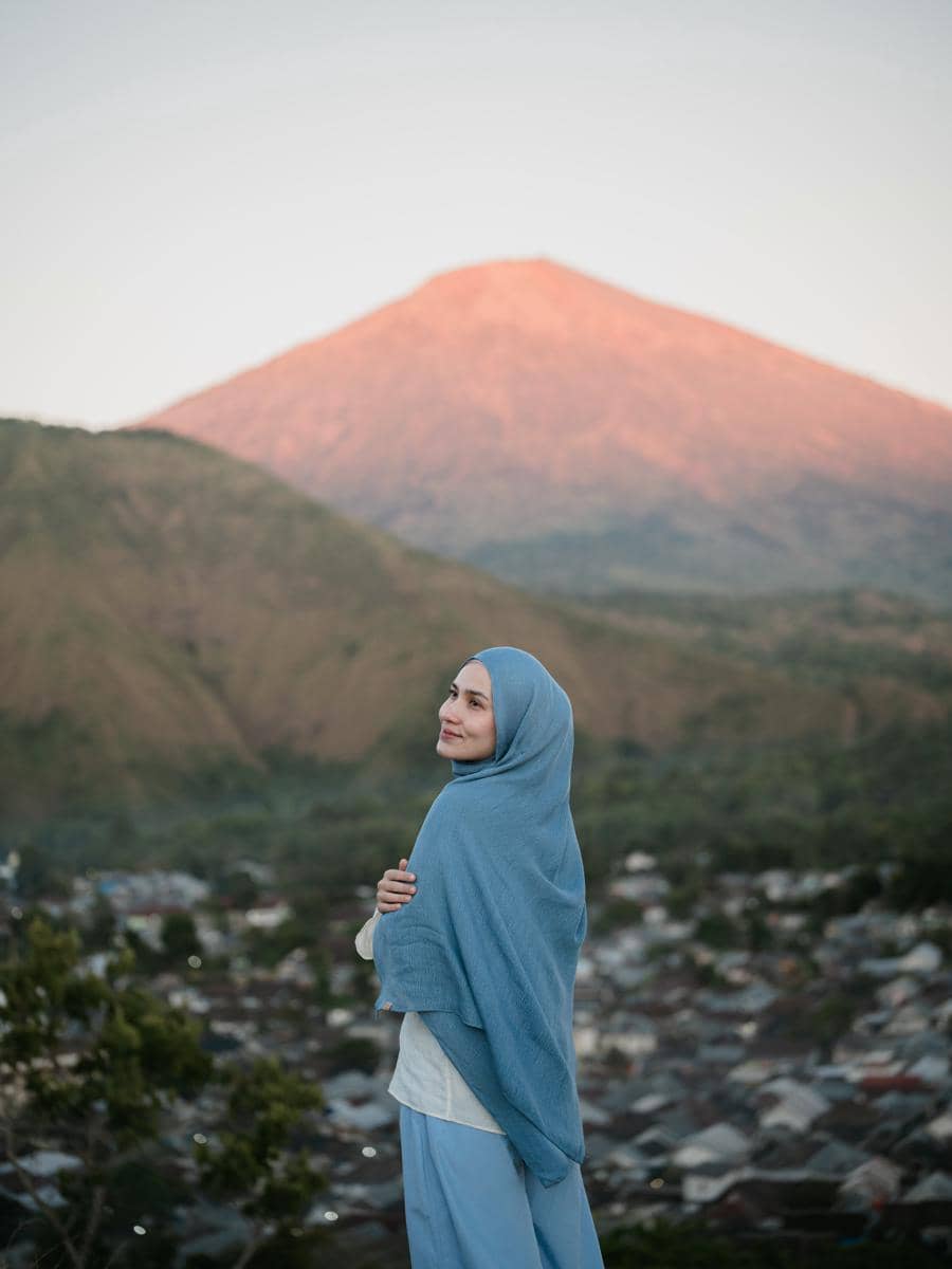 Dwi Handayani dan keluarga naik ke bukit Selong Sembalun