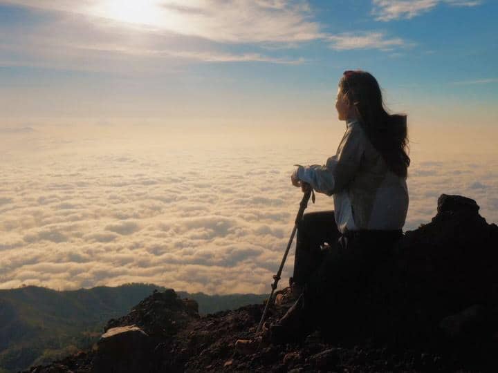 Bella Graceva mendaki Gunung Slamet
