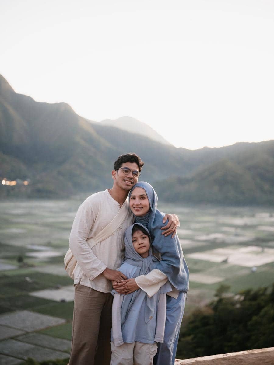 Dwi Handayani dan keluarga naik ke bukit Selong Sembalun