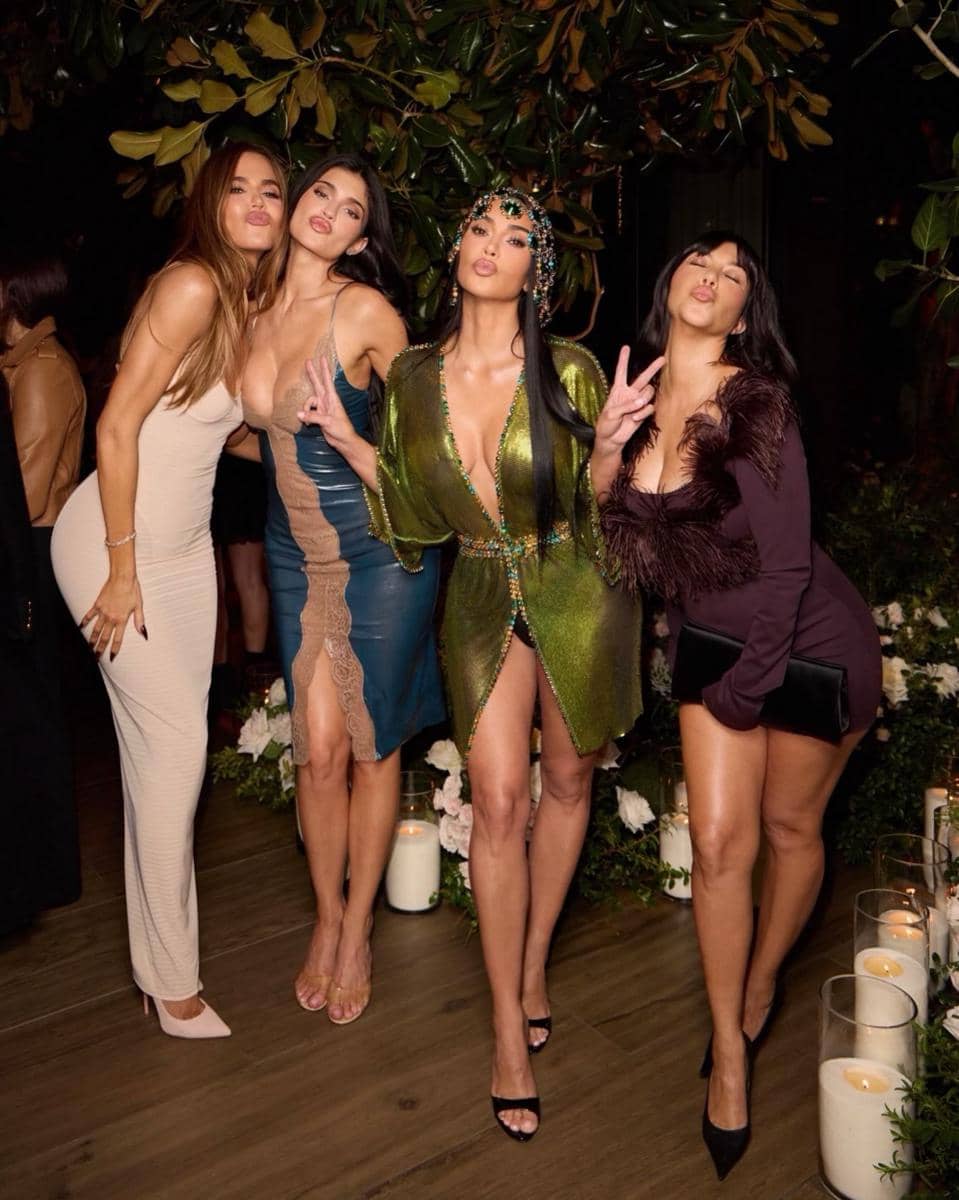 Kim Kardashian bersama keluarganya mengenakan busana pesta untuk merayakan ulang tahun dalam unggahan Instagram.