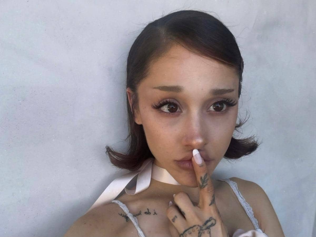 Gaya Rambut Baru Ariana Grande, dari Ponytail ke Retro Bob!