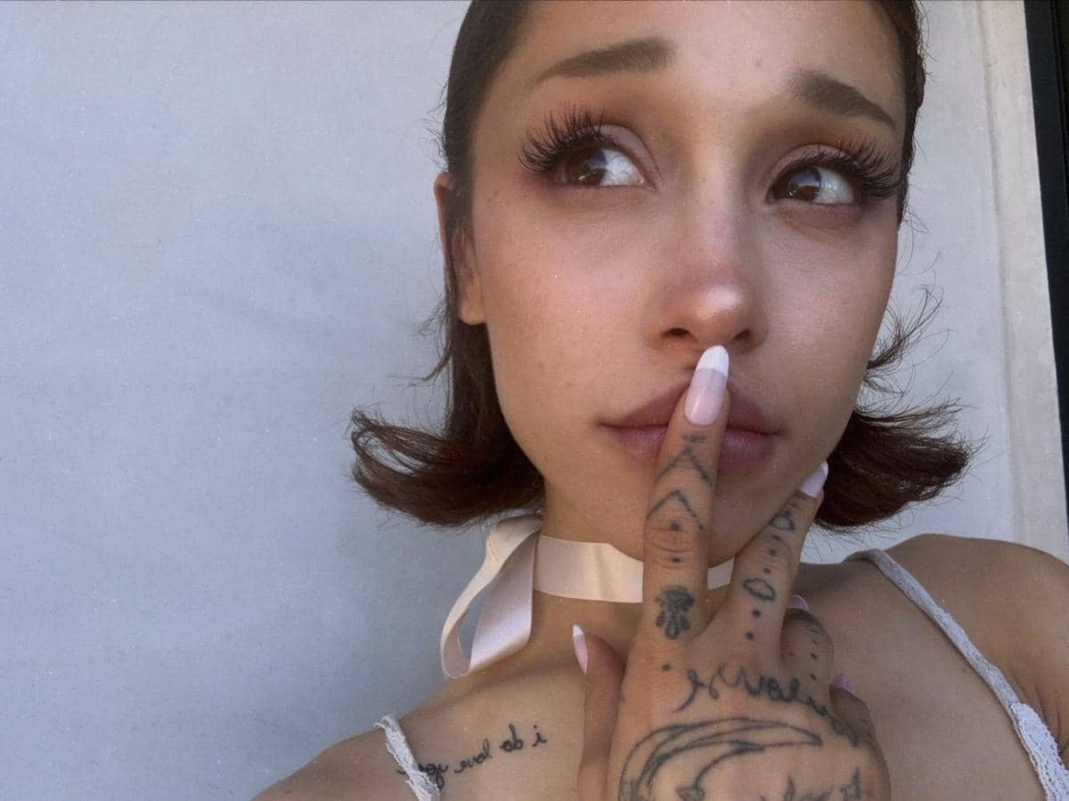 Ariana Grande memperlihatkan gaya rambut barunya melalui unggahan terbaru di akun Instagram pribadinya.