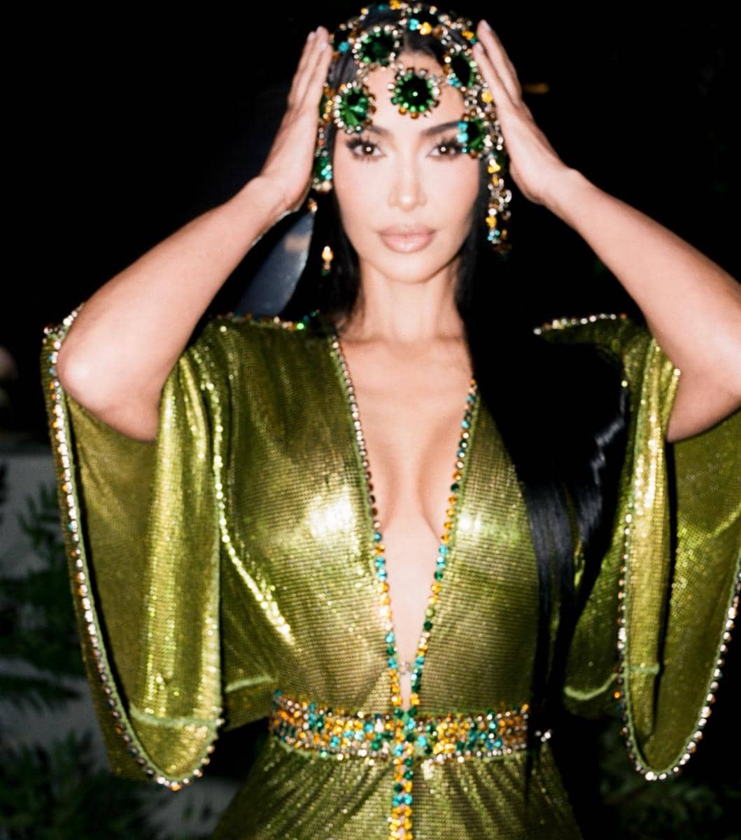 Kim Kardashian tampil dalam gaya busana ulang tahun yang dibagikannya melalui akun Instagram pribadi.