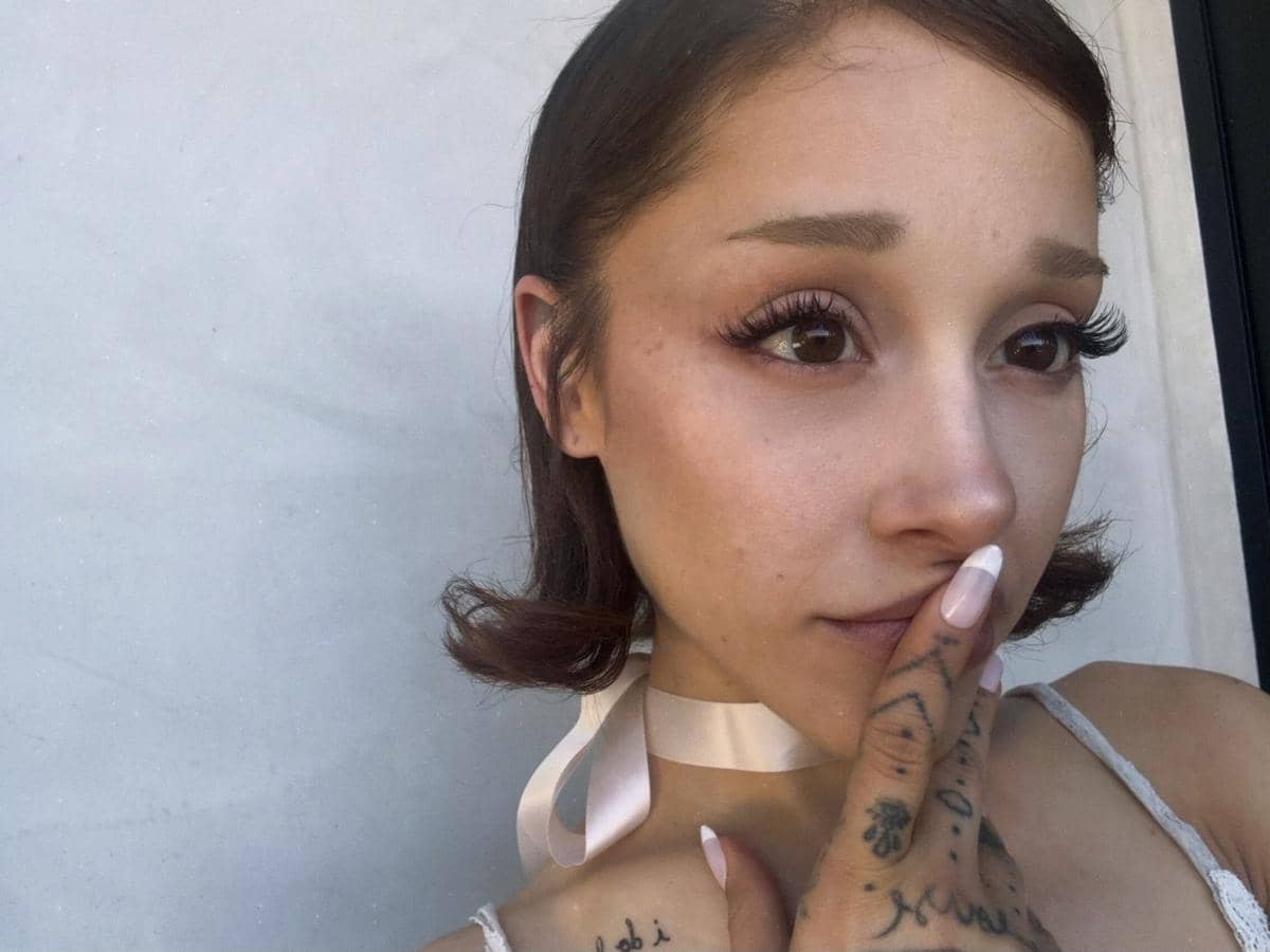 Ariana Grande tampil dengan gaya rambut baru dalam potret yang diunggah melalui akun Instagram pribadinya.