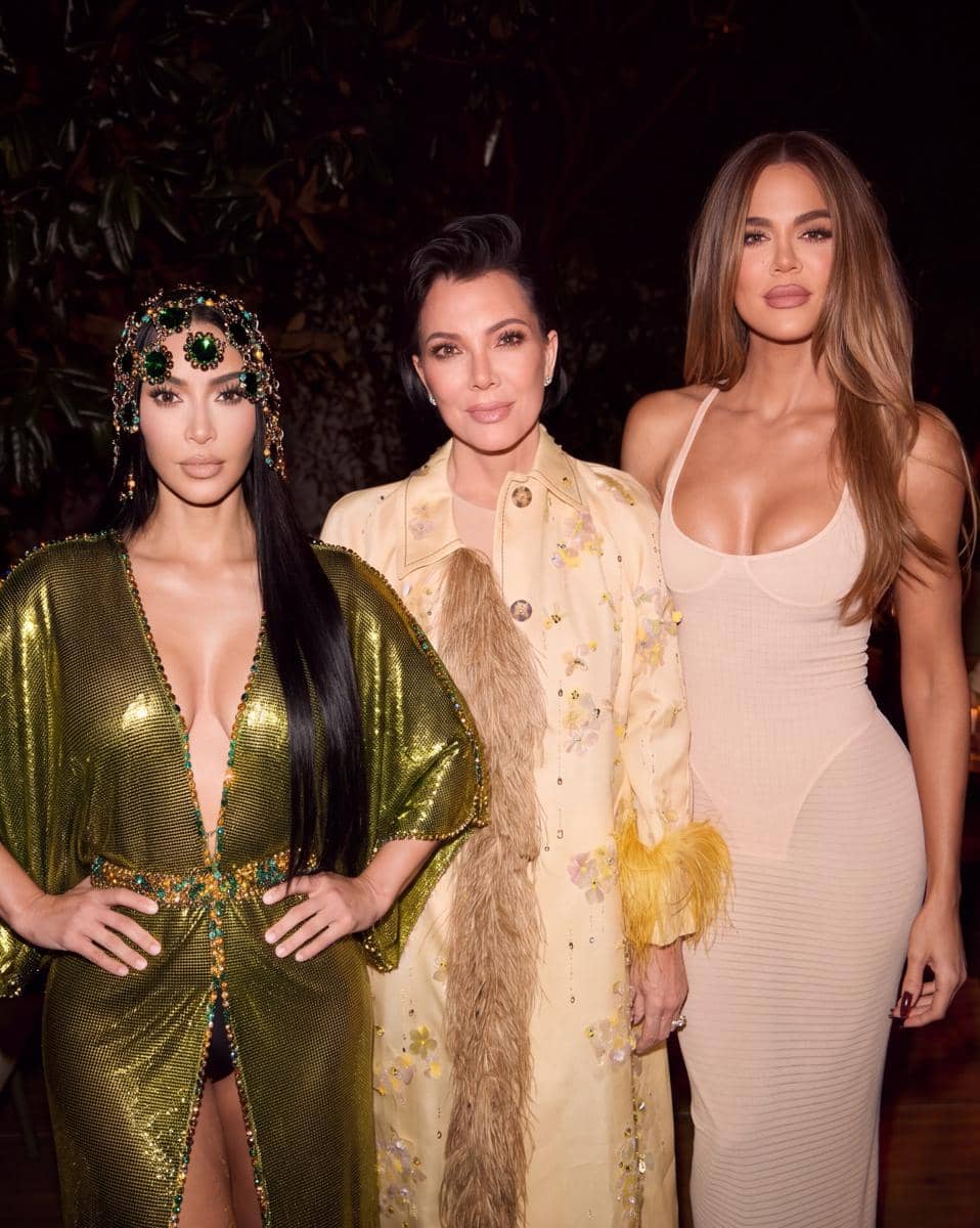 Kim Kardashian berpose bersama anggota keluarganya dalam perayaan ulang tahun dengan busana bernuansa gelap.