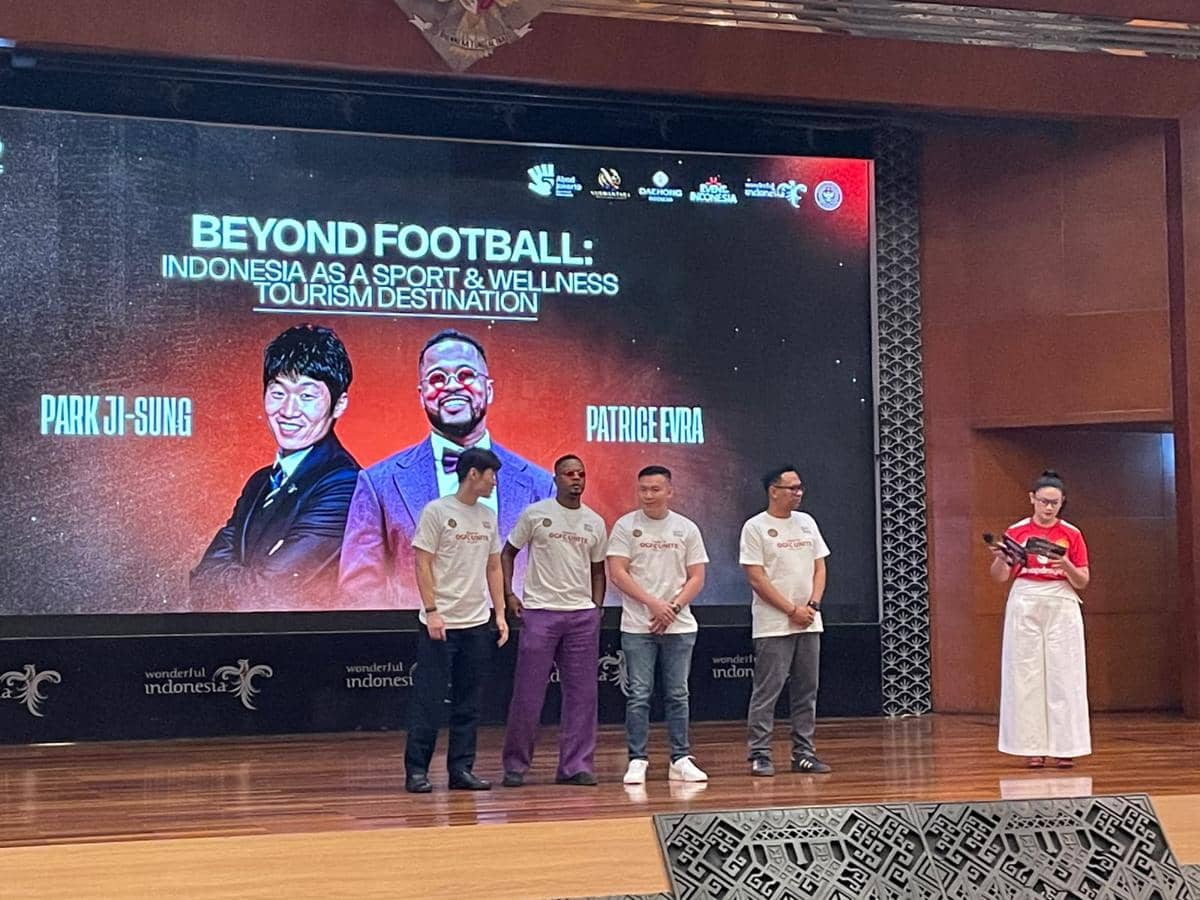 Evra dan Park menghadiri jumpa pers Road to OGFC United 2027 bersama para awak media.
