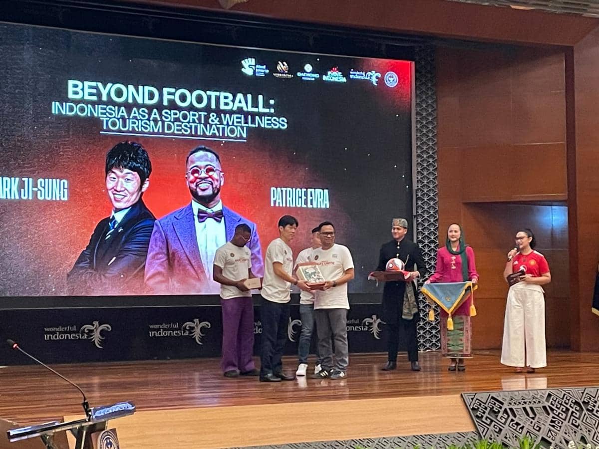 Evra dan Park menghadiri jumpa pers Road to OGFC United 2027 bersama awak media dan peserta acara.