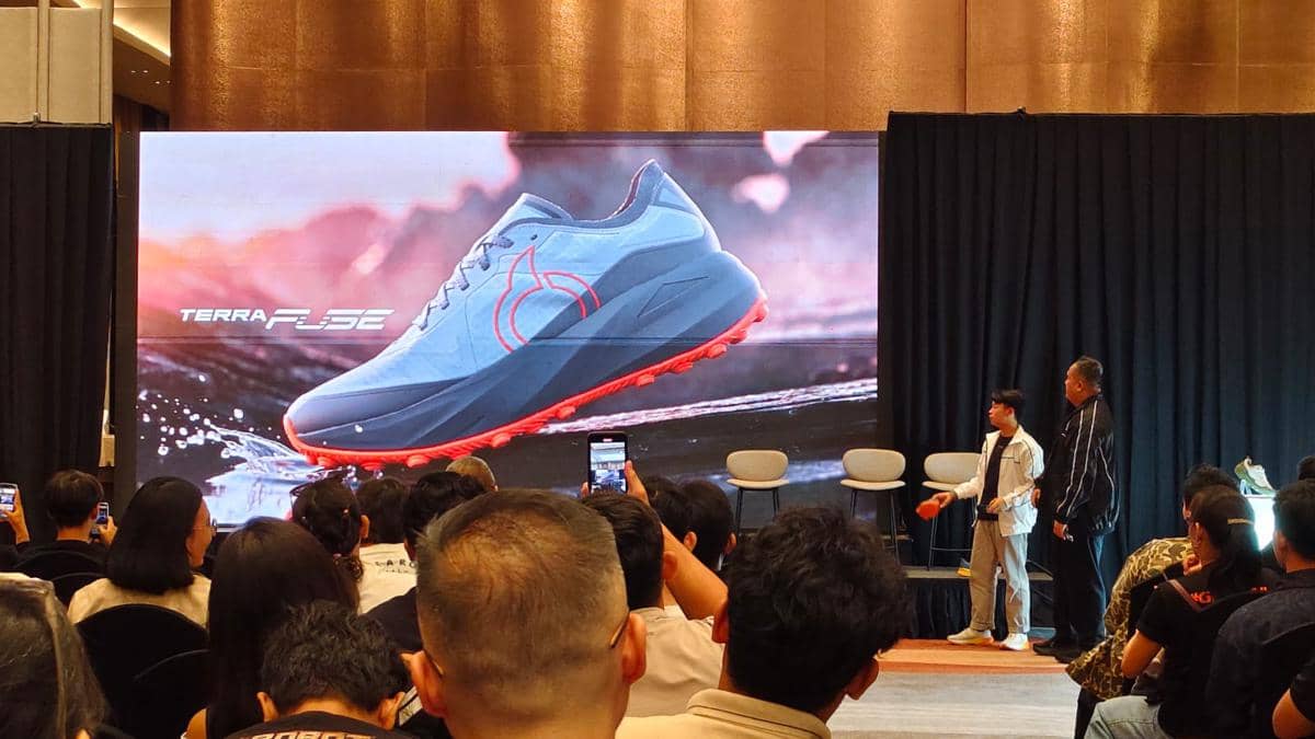 Enam model sepatu lari dan trail running Ortuseight dalam beragam warna dengan desain sol yang berbeda.